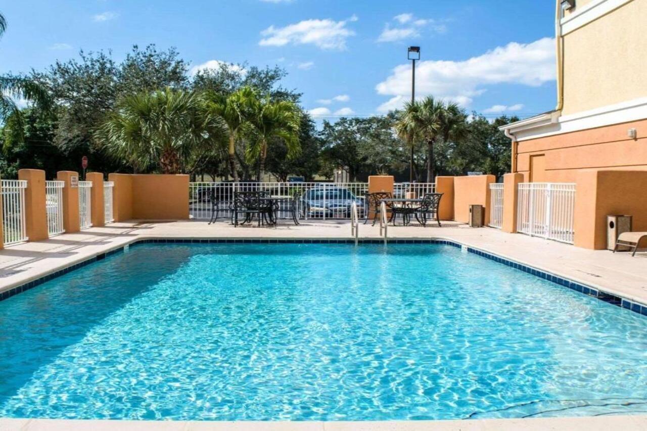 Comfort Inn Fort Myers Northeast Экстерьер фото